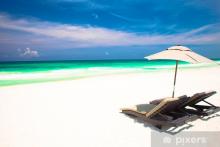 stickers-twee-strandstoelen-en-parasol-op-zand-strand-vakantie.jpg.jpg
